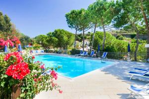 The swimming pool at or close to Il Porto trilocale nr.7 Még 10 kép