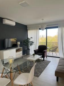 een woonkamer met een bank en een tafel bij Balcón Andino in Maipú