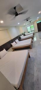 En eller flere senge i et værelse på SGS Residency