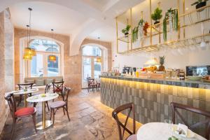 een restaurant met tafels en stoelen en een bar bij Once Upon Lisboa in Lissabon