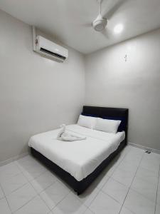 Postel nebo postele na pokoji v ubytování Homestay Melaka Baitul Saadah