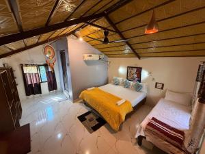 En eller flere senge i et værelse på Shankar Homestay