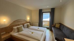 a hotel room with two beds and a window at Haus Dorfblick in Filzmoos