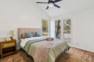 En eller flere senge i et værelse på Charming 3BR Waterfront Gem in Cedar Point