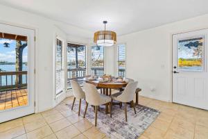 En balkon eller terrasse på Charming 3BR Waterfront Gem in Cedar Point