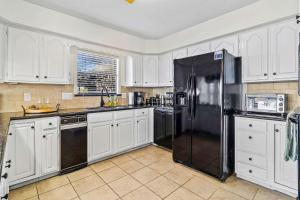 Køkken eller tekøkken på Charming 3BR Waterfront Gem in Cedar Point