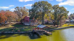 Udsigt til en flod der løber i nærheden af feriehuset + 20 billeder