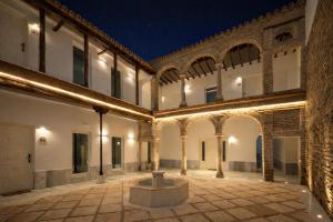 an empty courtyard of a building at night at Tandem Mezquita in Córdoba