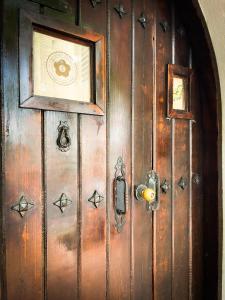 een houten deur met een foto erop bij At Wind Chimes Boutique Hotel in San Juan