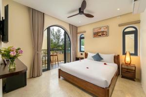 a bedroom with a bed and a balcony at SEAESTA An Bang in An Bàn (2)