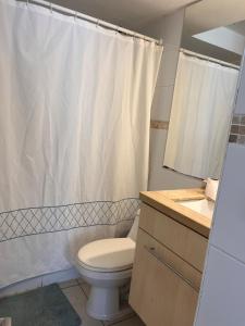 Et badeværelse på One minute from the Vinadel Mar bus terminal