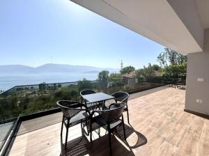 a patio with a table and chairs on a balcony at Bella Vista Rezidence in Pogradec