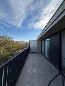 een balkon van een gebouw met uitzicht op de lucht bij Balcón Andino in Maipú