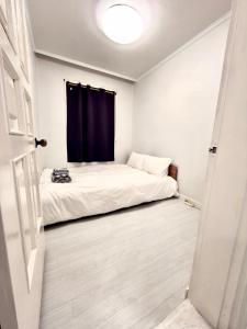 Giường trong phòng chung tại Private Family Home 3