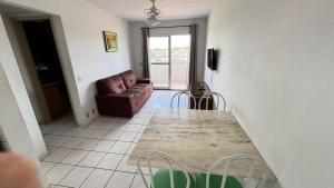 een woonkamer met een tafel en een bank bij Apartamentos Aquarius Flat in Caldas Novas