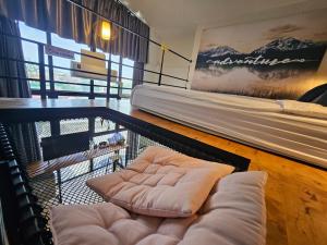 een kamer met twee zitzakken op de vloer bij ชวนไดอารี่ Chuan Diary in Ban Nong Bua