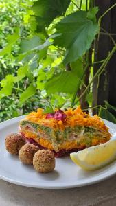 een wit bord met een stukje eten en een citroen bij Hostería Vegetariana in Country Club Chumamaya