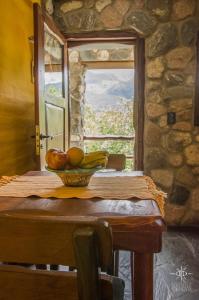 een fruitschaal op een tafel met een raam bij Hostería Vegetariana in Country Club Chumamaya