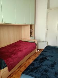 En eller flere senge i et værelse på Appartamento a La Maddalena + 66 billeder