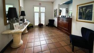 een gang met twee tafels en stoelen in een kamer bij At Wind Chimes Boutique Hotel in San Juan