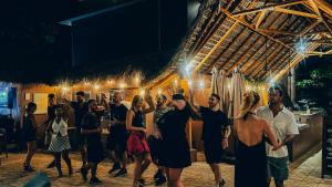 een groep mensen die dansen op een feest bij Viajero Puerto Escondido Hostel in Puerto Escondido