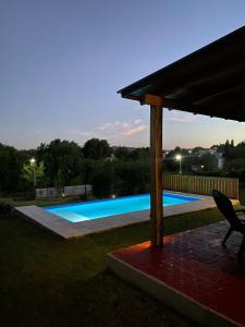 une piscine dans une cour la nuit dans l'établissement El Refugio del Lago en Potrero de Garay, à La Estancia
