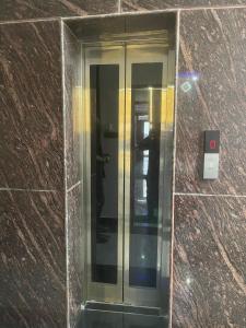een lift in de zijkant van een gebouw bij Hotel Himalayan Residency in Jāmb