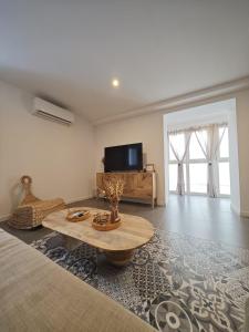 TV a/nebo společenská místnost v ubytování Apartamento El Tanguillo Little Apartments + 23 fotografií