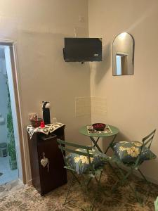 una stanza con tavolo, due sedie e uno specchio di La Colonnina - Minturno a Minturno