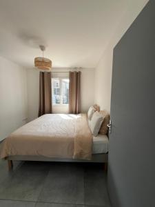 Giường trong phòng chung tại Villa des rives & chevaux 07