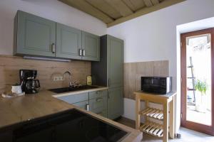 eine Küche mit grünen Schränken und einem Waschbecken in der Unterkunft Altstadtzauber Amberg in Amberg