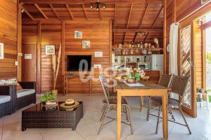 ein Esszimmer mit Tisch und Stühlen in der Unterkunft Casa Aconchegante – A 200m da praia da Pinheira in Pinheira