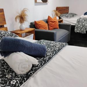 Cette chambre comprend deux lits et un canapé. dans l'établissement Beachside 1BR Apartment Sleeps 4, à Vega Baja 58 autres photos