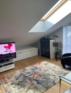 een woonkamer met een flatscreen-tv en een tapijt bij Jurmaris in Neringa +20 foto's