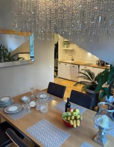 een eettafel met een kroonluchter in een keuken bij Jurmaris in Neringa