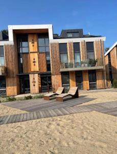 een gebouw met twee banken ervoor bij Jurmaris in Neringa