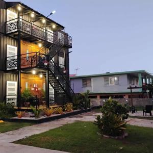 une maison avec un escalier en colimaçon devant elle dans l'établissement Beachside 1BR Apartment Sleeps 4, à Vega Baja