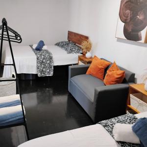 un salon avec deux lits et un canapé dans l'établissement Beachside 1BR Apartment Sleeps 4, à Vega Baja