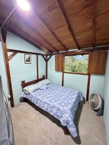 En eller flere senge i et værelse på Titiribi-Antioquia- Cabaña el sol