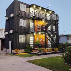 une maison avec un escalier en colimaçon sur le côté dans l'établissement Cozy 1BR Beachside Apartment Entre Olas, à Vega Baja