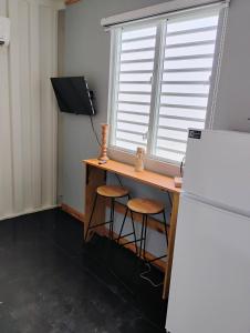  La cuisine est équipée d'un bureau et d'un réfrigérateur. dans l'établissement Cozy 1BR Beachside Apartment Entre Olas, à Vega Baja