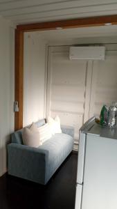 un canapé bleu dans une pièce avec une fenêtre dans l'établissement Cozy 1BR Beachside Apartment Entre Olas, à Vega Baja