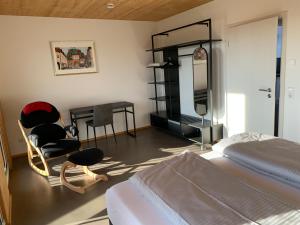 Giường trong phòng chung tại Ferienwohnungen Adelnhoven +4 ảnh