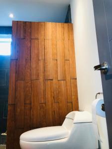 Et badeværelse på Minimalist style house - Cochamó