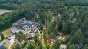 een luchtfoto van een huis in het bos bij Fletcher Hotel Restaurant Victoria-Hoenderloo in Hoenderloo