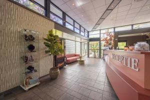 een lobby van een winkel met een wachtkamer bij Fletcher Hotel Restaurant Victoria-Hoenderloo in Hoenderloo +58 foto's