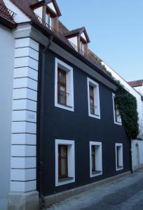 ein schwarz-weißes Gebäude mit Fenstern in der Unterkunft Altstadtzauber Amberg in Amberg