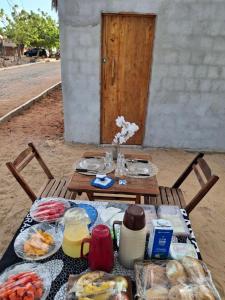 een picknicktafel met eten erop bij Yahweh Guriú in Camocim
