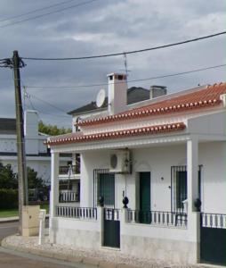 een wit huis met een rood dak bij A casa dos Avós in Campo Maior
