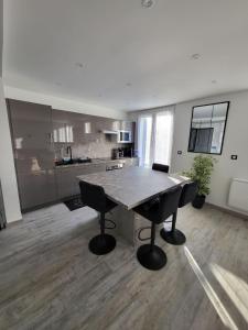 Køkken eller tekøkken på Le Jenner - Magnifique appartement - 1 Ch - Balcon + 2 billeder